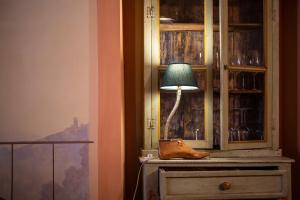 卢卡阿拉科特德洋杰里酒店的坐在一个房间梳妆台顶上的一盏灯