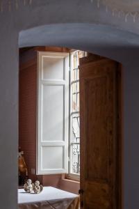 卢卡阿拉科特德洋杰里酒店的通往带窗户的房间的敞开门