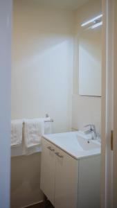 利夫里-加尔冈Hôtel Vauban的白色的浴室设有水槽和镜子