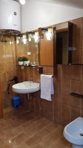 科皮托Happy House的一间带水槽和卫生间的浴室