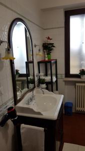 科皮托Happy House的一间带水槽和大镜子的浴室