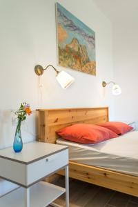涅维阿提夫House On The Mountain的一间卧室配有一张床和一张书桌,花瓶装有鲜花