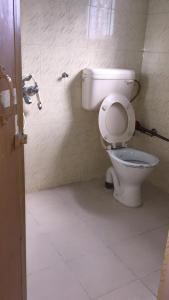 TakdāhVamoose Cosynook Homestay的浴室位于隔间内,设有白色卫生间。