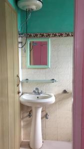 TakdāhVamoose Cosynook Homestay的一间带水槽和镜子的浴室