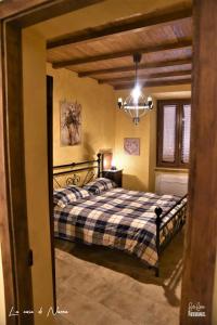 蒂沃利La Casa di Nonna的一间卧室配有一张床和一个吊灯