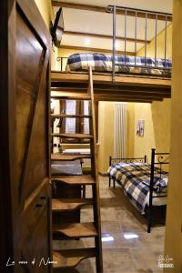 蒂沃利La Casa di Nonna的带两张双层床和楼梯的客房