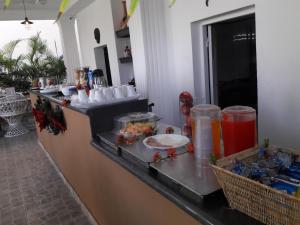 蓬塔卡纳Hotel Marimba Punta Cana的厨房配有带饮料和食物的吧台