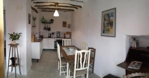 HinojaresCasa De Juanita Vivienda Rural的厨房以及带桌椅的用餐室。