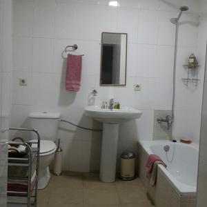 HinojaresCasa De Juanita Vivienda Rural的浴室配有盥洗盆、卫生间和浴缸。