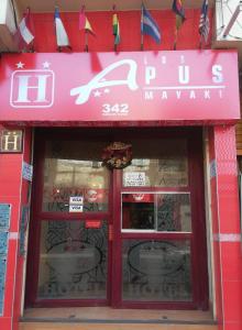 胡利亚卡Los Apus Mayaki的前方有红色标志的餐厅