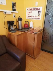 胡利亚卡Los Apus Mayaki的一间咖啡厅,在柜台上配有咖啡壶