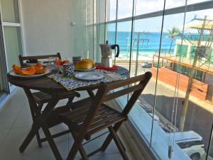 萨尔瓦多Lar Expresso 2222的一张桌子,上面提供早餐,享有海滩美景