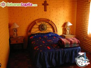 马萨米特拉Cabañas Lupita 31的卧室配有砖墙内的床铺