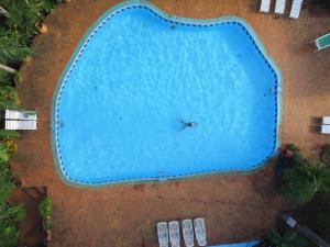 伊瓜苏港La Cautiva Iguazú Hotel的大型游泳池的顶部景色