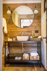 圣佩德罗·德·阿塔卡马Hotel Desertica的一间带水槽和镜子的浴室