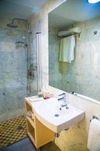 科尔多瓦科尔多瓦卡普帝酒店的一间带水槽和淋浴的浴室
