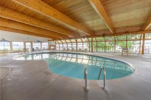 埃斯卡诺巴Terrace Bay Hotel - Lakefront的一座带木制天花板的建筑中的游泳池