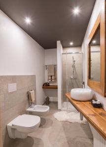 AlbosaggiaCa' Dottori的浴室配有卫生间、盥洗盆和淋浴。