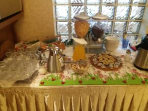 普雷代亚尔达帕酒店的一张桌子,上面有餐桌布,上面有食物