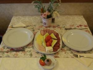 普雷代亚尔达帕酒店的一张桌子,上面放着两盘食物