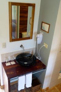 比加瓜赛乐斯特山旅舍的一间带水槽和镜子的浴室
