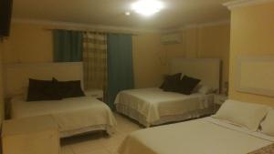 瓜亚基尔拉罗莎套房住宿加早餐旅馆的酒店客房,设有两张床和一张沙发