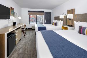 南太浩湖Hotel Becket的酒店客房配有两张床和一张书桌