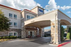 雪松山Comfort Inn & Suites Cedar Hill Duncanville的建筑的 ⁇ 染