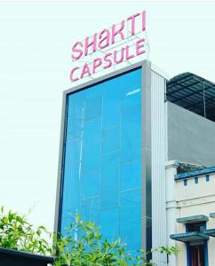 万隆Hotel Shakti Capsule的一座大建筑,上面有标志