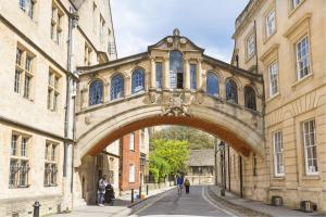 牛津Oxford City Boutique Home: "Oxford Collegiate Residence by AHG"的建筑中街道上的拱门