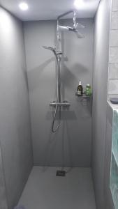 利克维Au fil de l'écriture - Appartement sur la Route des Vins à riquewihr的白色墙壁上带淋浴的浴室