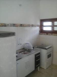 Coroa VermelhaCosta Brasil的一间带水槽和炉灶的小厨房