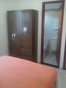 Coroa VermelhaCosta Brasil的一间带木制橱柜和卫生间的浴室