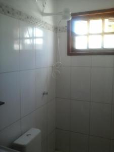 Coroa VermelhaCosta Brasil的一间带卫生间和窗户的浴室