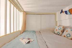 成都成都市锦江区·太古里·路客精品公寓·00177440的一个小房间的一个床位,设有窗户