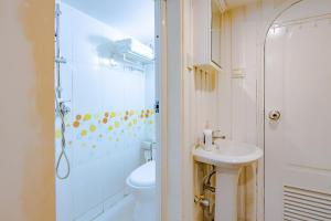 成都成都市锦江区·太古里·路客精品公寓·00177440的一间带水槽、卫生间和淋浴的浴室