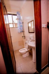 达累斯萨拉姆B10 Airport Lodge的一间带卫生间和水槽的浴室