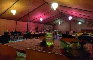斯潘格米克P3 Camp Pangong的一间用餐室,配有桌子和饮料