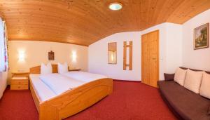 施图拜河谷新施蒂夫特Ferienwohnung Mair的一间卧室配有一张大床和一张沙发