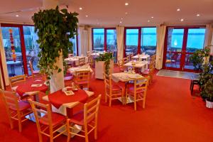 瓦伦远海海洋酒店的餐厅设有桌椅和窗户。