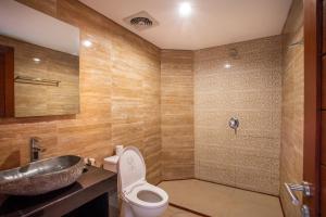 乌布乌布水仙度假及别墅酒店的一间带卫生间和水槽的浴室