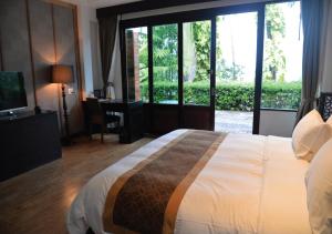 阁遥岛阁遥岛杜克尼别墅度假屋 的一间卧室设有一张大床和一个滑动玻璃门