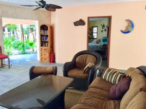 图卢姆Nah Uxibal Villa and Casitas的客厅配有两张沙发和一张桌子