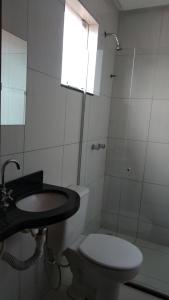特林达迪Pousada Santana - Trindade Goiás的浴室配有卫生间、盥洗盆和淋浴。