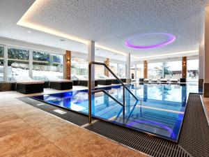 奇勒谷地拉姆绍特蕾西亚酒店的酒店大堂的游泳池,拥有紫色的天花板