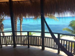 图卢姆Nah Uxibal Villa and Casitas的以及享有海滩景致的度假阳台。