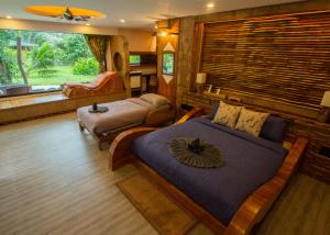 涛岛AC 2 Resort的卧室配有床、椅子和窗户。