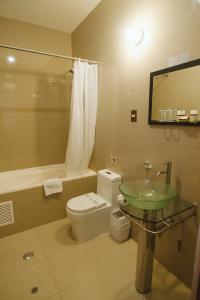 库斯科圣佩德罗修道院酒店的浴室配有盥洗盆、卫生间和浴缸。