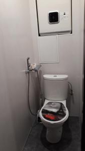 纳尔瓦约埃苏12 Pargi的带淋浴卫生间的小浴室