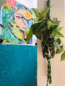 阿布拉奥Mahalo Hostel的蝴蝶女画前的植物